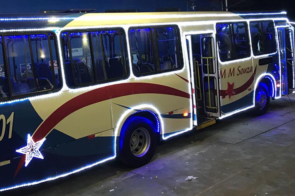 Ônibus iluminado da MM Souza transporta população gratuitamente até a vila natalina na Estação